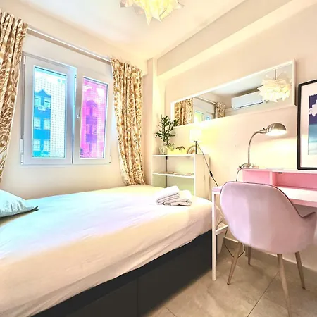 A Tiny Bright Space - Shared With 2 Cats * Malaga