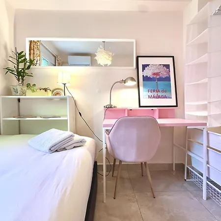 A Tiny Bright Space - Shared With 2 Cats Homestay