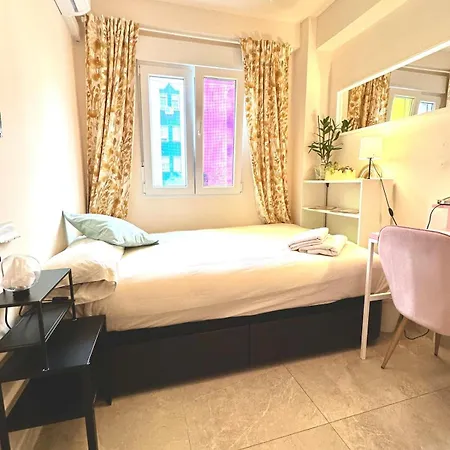 A Tiny Bright Space - Shared With 2 Cats Malaga